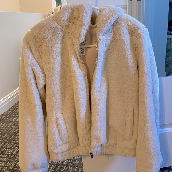 Tilly's Jackets & Blazers - Tilly’s Beige faux fur cropped jacket